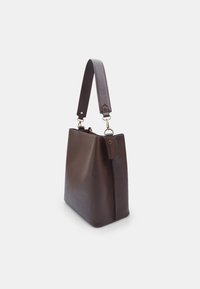 Borsa a spalla in pelle marrone con forma piatta, tracolla rimovibile e dettagli in metallo dorato. Texture liscia e design minimalista.
