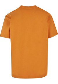 Oransje T-skjorte med kort erme, mykt bomullsmateriale, rund hals, avslappet passform, enkel design, ingen synlige logoer eller mønstre.