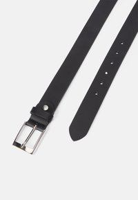 Fekete bőrből készült öv, elegáns kialakítással, ezüst fém csattal, öt állítási lyukkal és keskenyített heggyel a kifinomult megjelenésért.