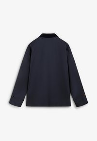 Marineblaue Langarmjacke mit schwarzem Kragen, geknöpften Manschetten und geradem Saum, von hinten betrachtet.