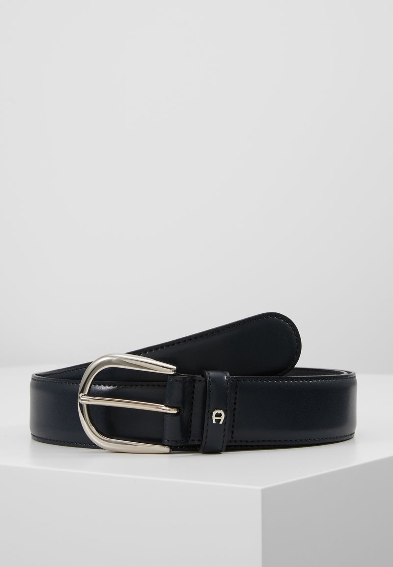 Marine leren riem met een zilverkleurige metalen gesp, met een gladde textuur en een minimalistisch ontwerp, beveiligd door een riemlus.