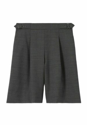Shorts gris cintrés avec un design plissé, dotés d'une taille ceinturée et d'accents en boucle argentée. Fabriqués en tissu texturé.
