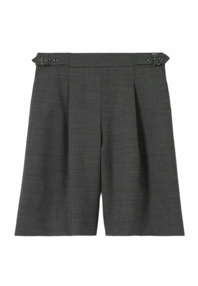 Pantaloni corti grigi su misura con un design plissettato, dotati di vita con cintura e accenti in metallo argentato. Realizzati in tessuto testurizzato.