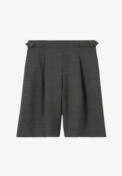 Pantalones cortos grises ajustados con un diseño plisado, que presentan una cintura con cinturón y detalles de hebilla en tono plateado. Fabricados con un tejido texturizado.