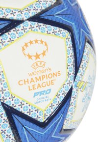 De Pro wedstrijdbal van de UEFA Vrouwen Champions League heeft een blauw ster ontwerp, een gestructureerd oppervlak en oranje, witte en gele accenten.