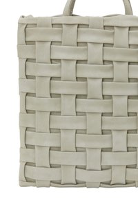Vævet læder tote taske i lys beige, med en tekstureret overflade og en struktureret rektangulær form med to håndtag.