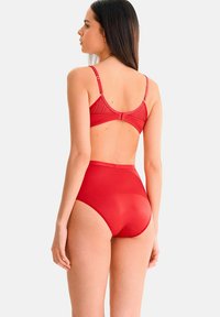 Rode bh en hoge taille bikini broek van gladde stof. De bh heeft verstelbare banden en een haaksluiting op de rug.