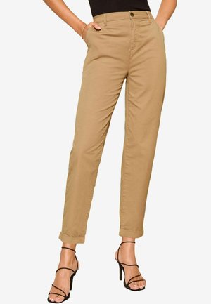 Khaki chinos so strihom rovnej siluety, s gombíkovým zapínaním, pútkami na opasok a prehnutými manžetami. Vyrobené z tkaniny s hladkou textúrou.