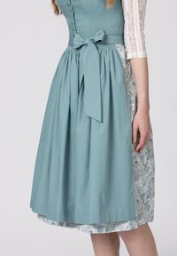 Blaues Kleid mit gepunktetem Oberteil, tailliertem Oberteil, plissiertem Rock und floral gemustertem Saum. Schleifenakzent an der Taille. Spitze Ärmeln.