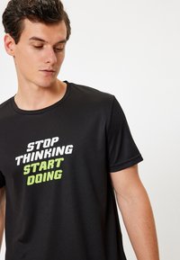 Koton Printtipaita - black