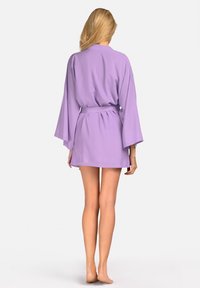 Liliowa szlafrok w stylu kimona z szerokimi rękawami i paskiem w talii, wykonany z gładkiego materiału i charakteryzujący się swobodną sylwetką.