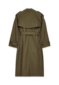 Olive krāsas trenss ar divrindas dizainu, plašu apkakli, jostotu vidukli un pogātām aprocēm, izgatavots no gludas, strukturētas auduma.