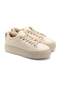 Beżowe skórzane trampki o teksturowanym wykończeniu, z puszystym wnętrzem i złotymi oczkami. Podeszwa platformowa z żebrowanymi akcentami i detalem z logo.