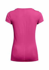 Camiseta ajustada de manga corta en una tela de un brillante color rosa con un patrón texturizado. Cuenta con un escote en cuello redondo y detalles de costura en la parte posterior.