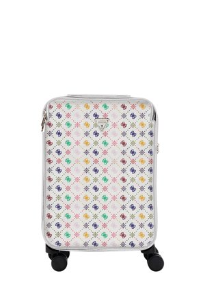 Biała walizka z twardą skorupą z kolorowym wzorem wielobarwnych logo Guess oraz centralnym trójkątnym emblematem Guess, widoczne cztery czarne kółka.