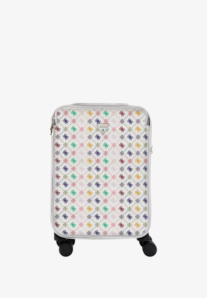 Witte harde koffer met kleurrijk Guess-logo patroon in meerdere kleuren en een centraal driehoekig Guess-embleem, met vier zichtbare zwarte wielen.