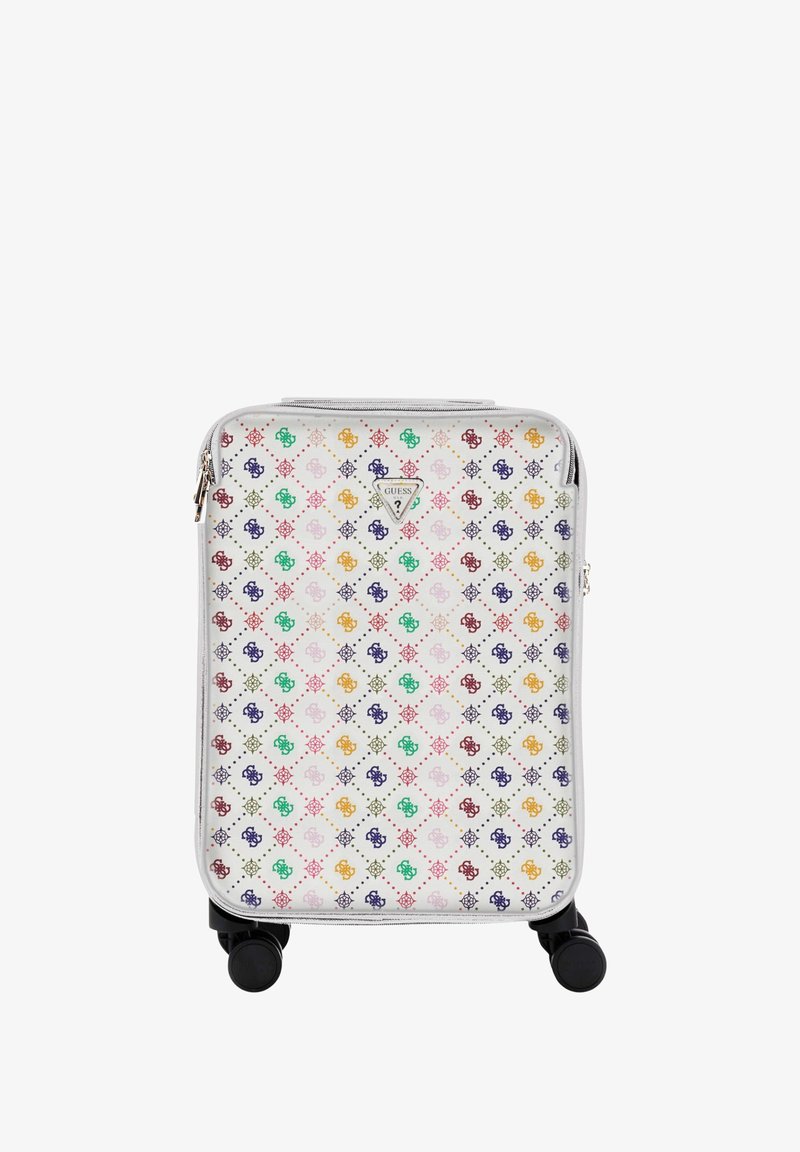 Valise rigide blanche avec un motif multicolore coloré du logo Guess et un emblème triangulaire central Guess, quatre roues noires visibles.