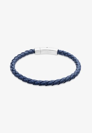 Marineblaues geflochtenes Lederarmband mit einem glatten Verschluss in Silberoptik, der den eingravierten Markennamen trägt. Runde Form, flexibles Design.