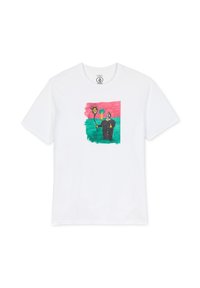 Hvid bomulds t-shirt med en farverig, abstrakt tegning med en sol og en figur på en grøn baggrund, rammet af pink. Korte ærmer.