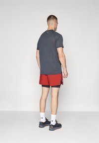 Under Armour LAUNCH - Lühikesed kaks-ühes jooksupüksid - earthen orange/black
