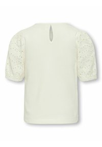 Hvid t-shirt med korte pufærmer lavet af broderet stof. Har en nøglehulskæring bagpå og en blød, glat tekstur.