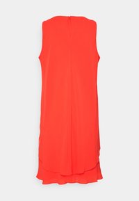 Ärmlös, ljusröd knä-lång klänning med lagerkant och dragkedja bak.