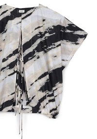 Kimono leggero in stile giacca con motivo ad astrazione in nero e beige, apertura frontale con chiusure a legaccio e orlo elastico.