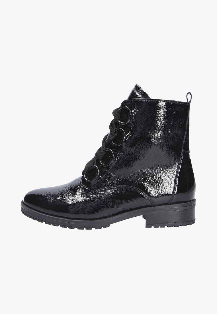 Bottine noire brillante avec talon bas épais, bout rond, devant à lacets avec grands œillets en métal, et languette à l'arrière.