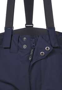 Mörkblå byxor med justerbara remmar, tryckknapp och dragkedjeslutning samt synliga sömmar. Tillverkade av slitstarkt tyg med en mjuk yta.