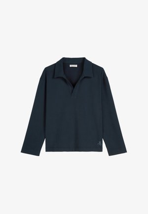 Camisa polo de manga larga en color navy, con cuello, corte relajado y un sutil detalle de logo en el dobladillo. Fabricada con un tejido suave y transpirable.