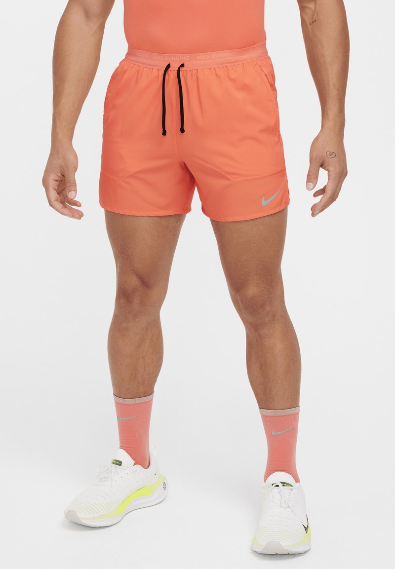 Nike Performance STRIDE - Spordišortsid - lt wild mango/black/reflective silv