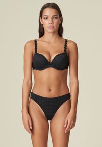 Zwarte bikini-set met een geruite patroon en geschulpte rand aan de bh-bandjes. De bikinibroek heeft een hoge beenlijn.
