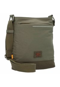 Borsa a tracolla verde in tessuto con tracolla regolabile, texture liscia, tasca frontale e dettaglio in pelle marrone con etichetta logo.