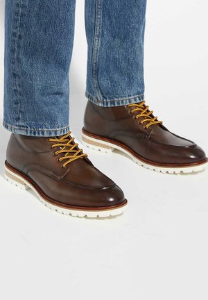 Lace-up ankle boots - brown