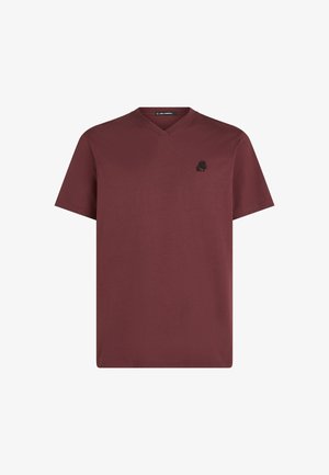 Burgundia puuvillane lühikese varrukaga T-särk V-kaelusega, millel on rindkeres väike must logo ja sile, kerge tekstuur.