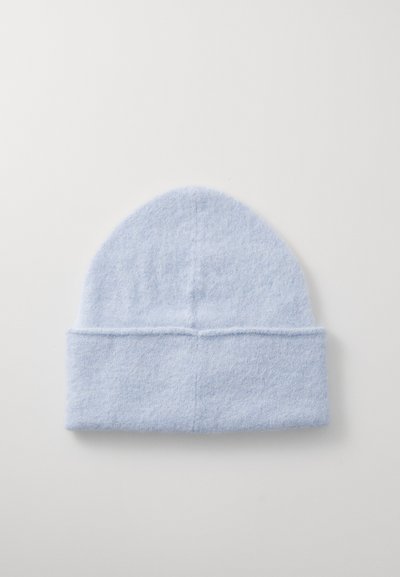 Svetlomodrá pletená čiapka s jemnou textúrou, zaobleným vrchom a prehnutým rukávom. Vyrobená z teplého, flexibilného materiálu pre pohodlie a dobré sedenie.