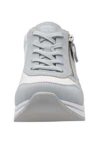 Hellgraue Sneaker aus einer Kombination von Wildleder und synthetischem Leder. Mit Schnürsenkeln und einem seitlichen Reißverschluss. Weiße Gummisohle mit strukturiertem Muster.