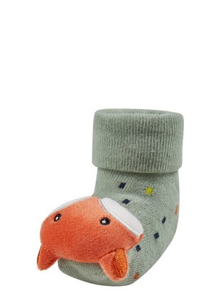 Weiches grünes Babysöckchen mit umgeschlagenem Bund, verziert mit kleinen bunten Punkten und einem angenähten flauschigen orangefarbenen Fisch an der Spitze.