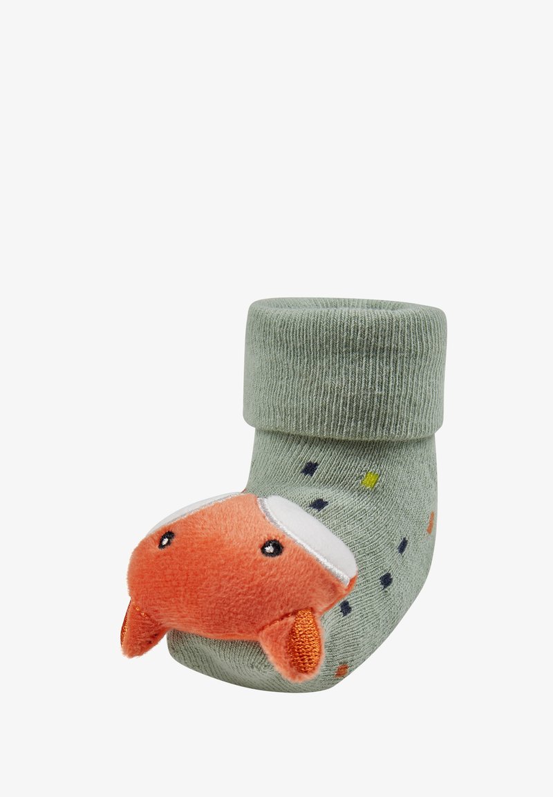 Weiches grünes Babysöckchen mit umgeschlagenem Bund, verziert mit kleinen bunten Punkten und einem angenähten flauschigen orangefarbenen Fisch an der Spitze.