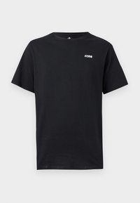 Μαύρο κοντομάνικο T-shirt με μικρό λευκό λογότυπο "CONS" στο πάνω αριστερό μέρος του στήθους, απλή μπροστινή όψη και στρογγυλή λαιμόκοψη.
