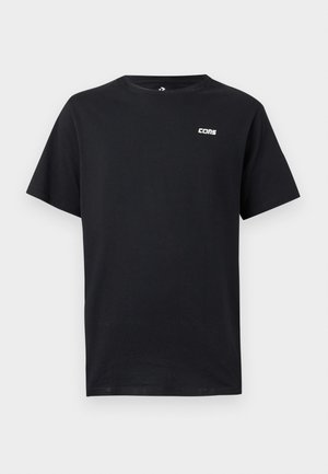 Svart T-skjorte med korte ermer og liten hvit "CONS"-logo på øvre venstre bryst, ensfarget front og rund hals.