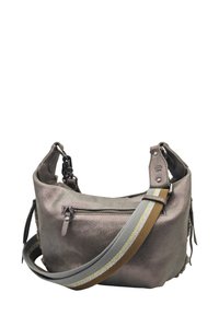 Sac à main gris métallique avec une finition texturée, une poche avant zippée et une sangle rayée ajustable aux accents gris, marron et argenté.