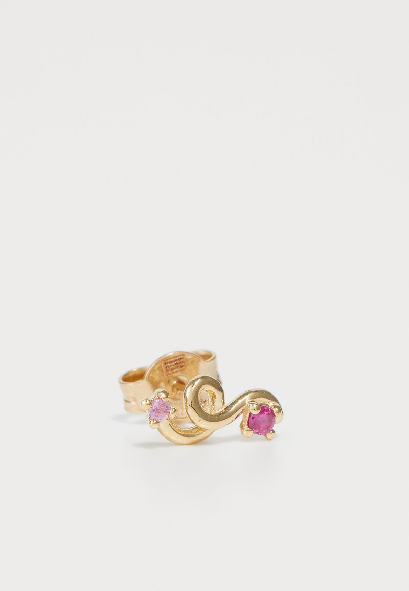 Gold Ear Cuff mit spiralförmigem Design und zwei rosa Steinen, glatter Textur und polierter Oberfläche. Einfacher, moderner Stil mit minimalen Akzenten.
