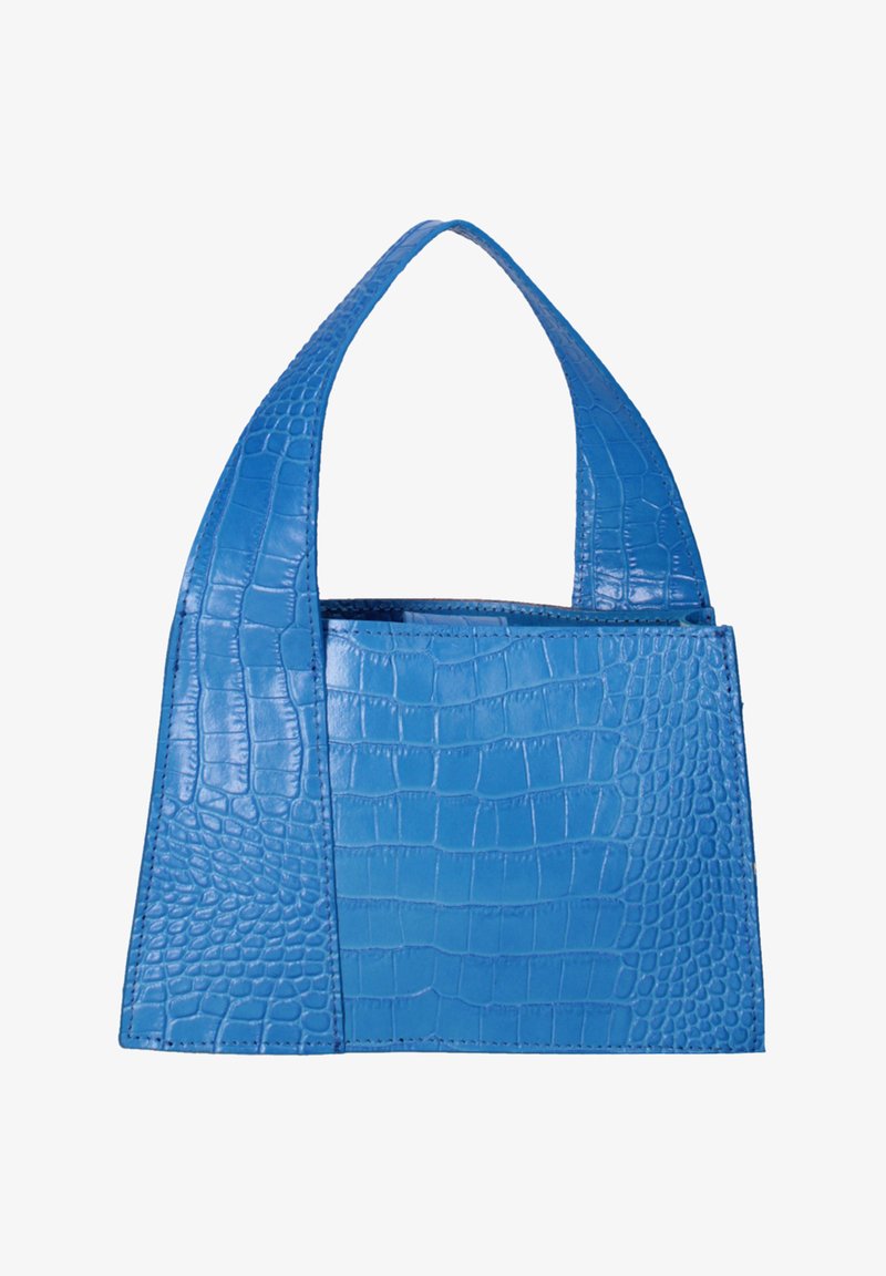 Sac à main bleu avec texture crocodile, forme rectangulaire, large bandoulière et finition lisse.