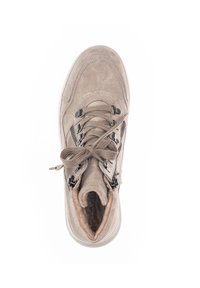 Beige mocka ankelskots med metalldetaljer på snörningen, texturerad tungspets och mjukt inre foder. Rundad tå och vadderad krage.