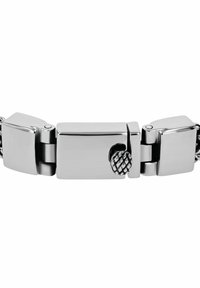 Pulsera de metal plateado con eslabones rectangulares entrelazados, que presenta un cierre texturizado que se asemeja a una piña. Acabado suave y superficie brillante.