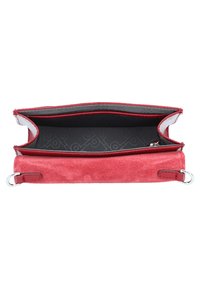 Rote Wildledertasche mit Lederakzenten, die ein geräumiges Innenleben mit einem schwarzen gemusterten Futter und zwei Fächern oben bietet.