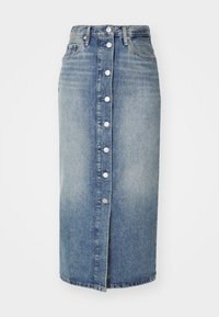 Denimkjol i ljusblått med rak silhuett, framknäppning, fem fickor och fransad nederkant.