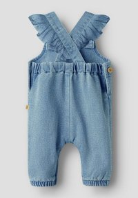 Jasnoniebieskie ogrodniczki jeansowe z marszczonymi ramiączkami, elastycznym pasem i mankietami przy kostkach. Posiadają drewniane guziki i boczne kieszenie.