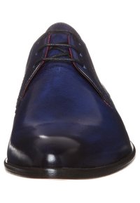 Scarpe eleganti in pelle blu con finitura liscia, punta tonda e lacci neri. Presentano dettagli rossi lungo i fori dei lacci e suola lucida.